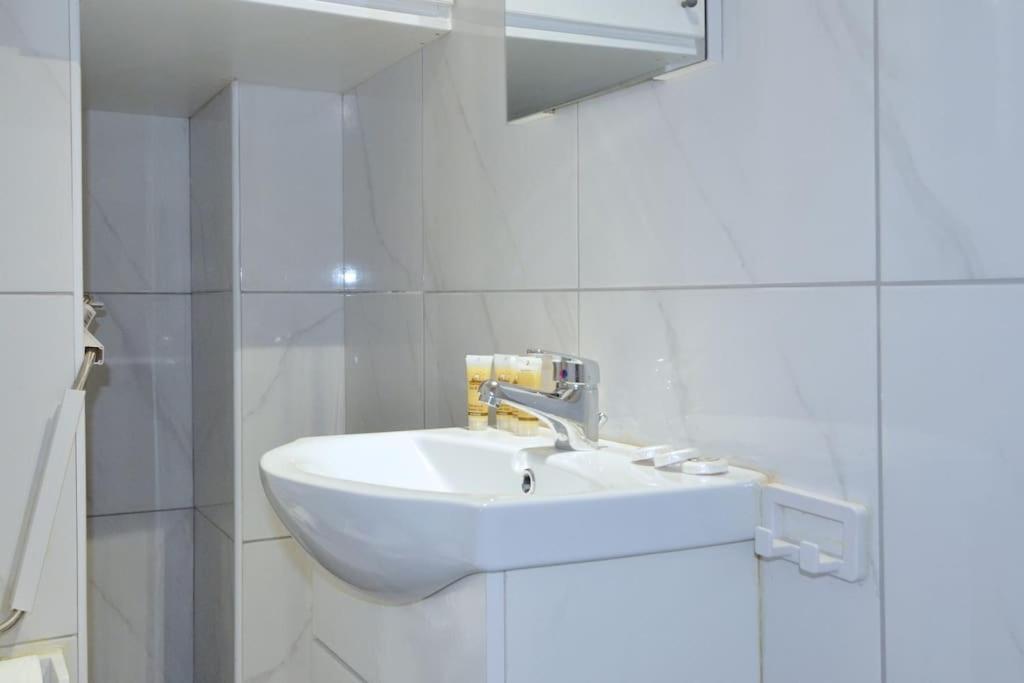 Minimal Apartment At The Foot Of The Odeon Of ... Atenas Exterior foto
